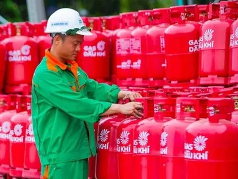Giá gas vừa giảm khoảng 70.000 đồng/bình 12kg, nhưng cánh nội trợ vẫn buồn vì 'chưa thấm vào đâu'