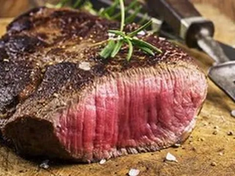 Ai cũng nghĩ thịt bò tốt, nhưng 4 nhóm người này ăn vào lại là "con dao hai lưỡi"