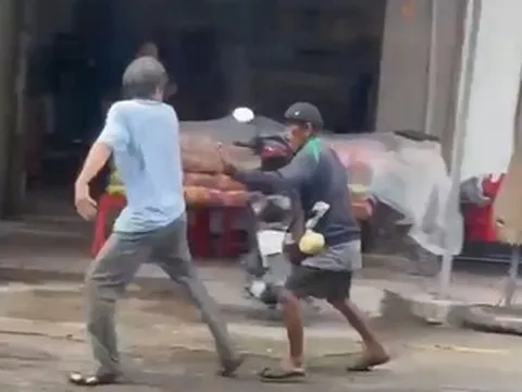 Tranh cãi khi bán vé số, người đàn ông rút dao đâm đối thủ tử vong