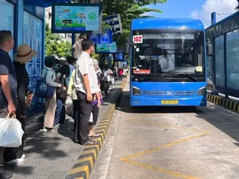 Xe buýt miễn phí ở TPHCM ngày đầu: Cảnh tượng bất ngờ tại các bến ở trung tâm