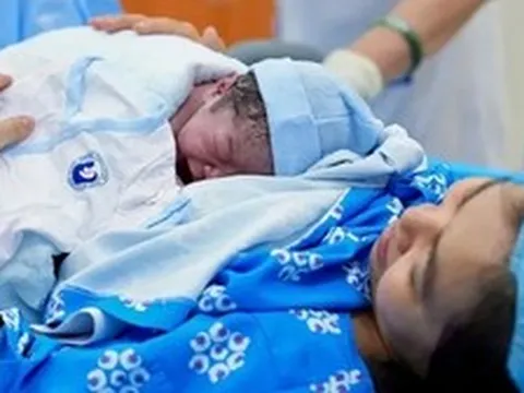 Từ 1/7/2026, mẹ sinh đủ 2 con được nghỉ thai sản 7 tháng, ưu tiên mua nhà ở xã hội
