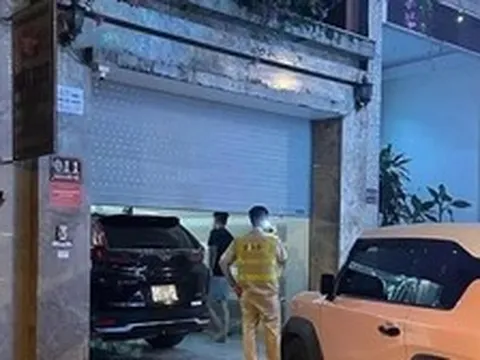 Lái xe ôtô tông trúng hai 2 người trên vỉa hè rồi rời khỏi hiện trường
