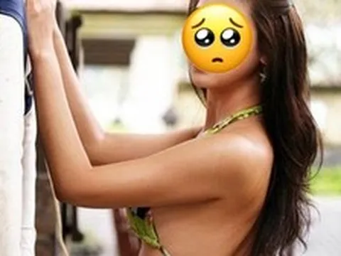 Kinh hoàng cảnh Hoa hậu đâm xe vào cột điện, khung xe biến dạng nghiêm trọng