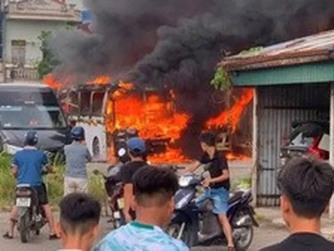 Hai xe khách bốc cháy dữ dội trong bãi đỗ ở Ninh Bình