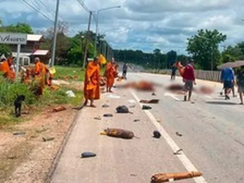 Ít nhất 8 nhà sư thiệt mạng sau khi xe bán tải do bé trai 11 tuổi cầm lái lao vào đoàn hành hương