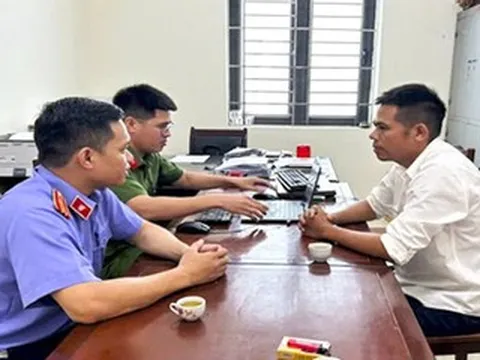 Ném pháo, gà chết, trứng thối… vào nhà bố vợ cũ