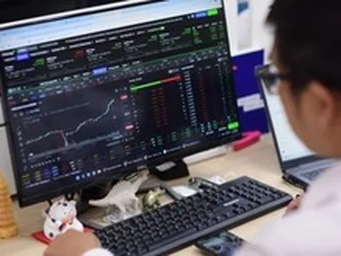 VN-Index giằng co, nhóm cổ phiếu chứng khoán 'vụt sáng'