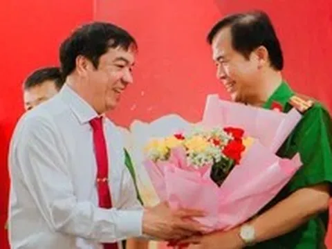 Trưởng công an xã dành phần thưởng cá nhân hỗ trợ học sinh, trẻ em nghèo khó