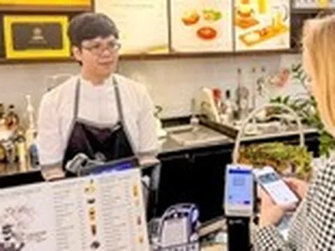 Du khách Singapore đến Việt Nam quét QR thanh toán dễ dàng
