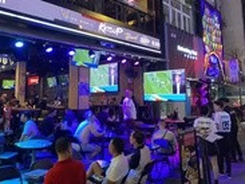 Trắng đêm xem World Cup: Làm thế nào để vui mà vẫn khỏe?