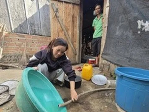 Mòn mỏi gùi nước giữa vùng cao Quảng Ngãi