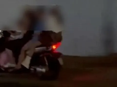 25 giây khiến cư dân mạng Việt phẫn nộ: Vừa thiếu trách nhiệm, vừa làm gương xấu cho con