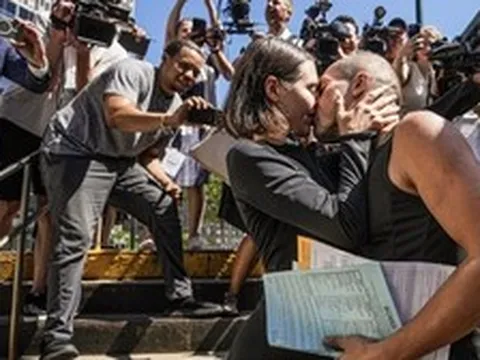 Cặp đôi vừa leo lên nóc nhà Empire State cầu hôn sau 1 đêm bị bắt: Bình thản bước ra cổng tòa rồi hôn nhau trước hàng trăm ống kính