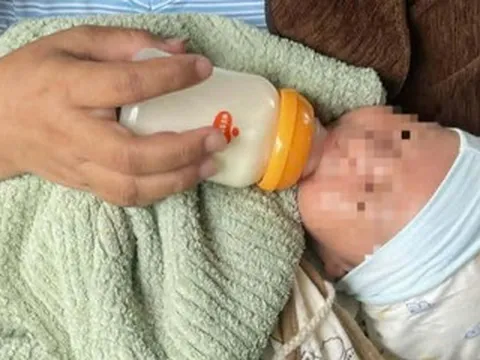 Bé trai 1 tháng tuổi bị bỏ rơi trong giỏ nhựa màu trắng bên đường