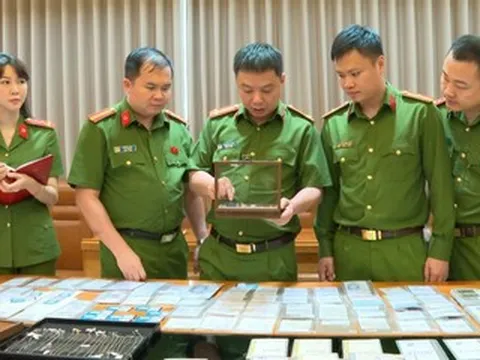 Bí ẩn tờ đô la và ứng dụng 'tự hủy' trong đường dây buôn lậu 28.000 viên kim cương