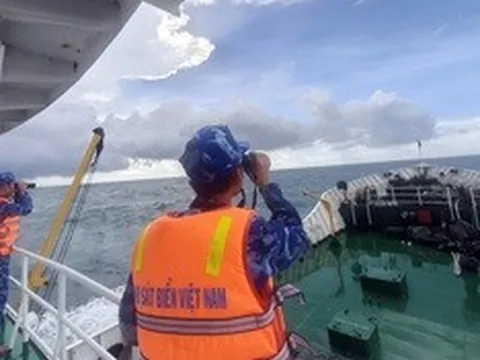 Tàu cá chìm giữa biển động ở Cô Tô, khẩn trương tìm kiếm ngư dân mất tích