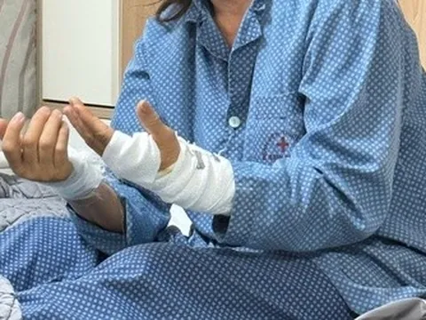 Tê bì tay, không bế nổi cháu người phụ nữ suýt mất chức năng bàn tay