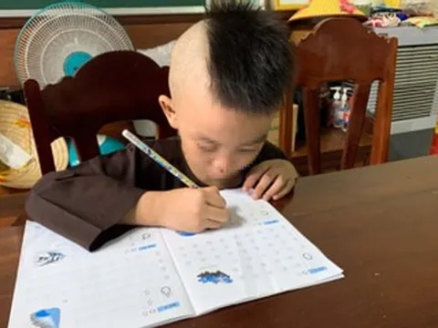 Vụ bé trai 6 tuổi bị bỏ lại ở cổng chùa: Sư trụ trì kể phút xúc động khi mở chiếc balo