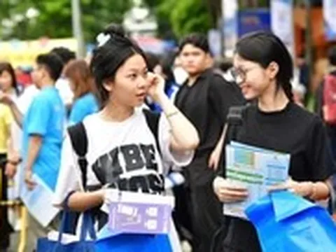 Hàng ngàn thí sinh, phụ huynh đổ về ngày hội chọn nguyện vọng đại học 2026