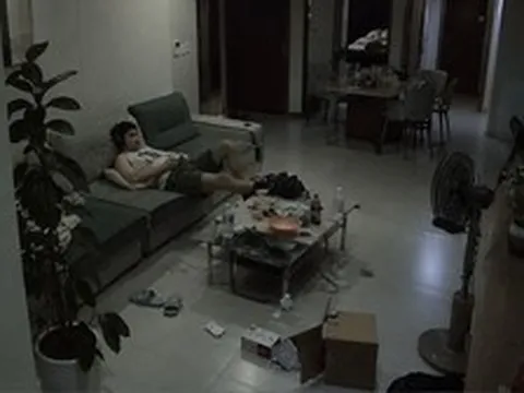 Chồng xung phong ở nhà trông con cho tôi đi du lịch với công ty, ngày về mở camera phòng khách xem tôi giận run người