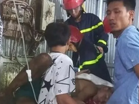 Khẩn cấp cứu nam thanh niên bị mắc kẹt cánh tay trong máy tái chế nhựa