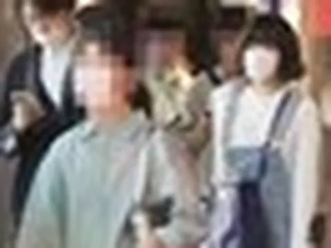 Sốc nhất ngày: Nữ ca sĩ 3 con lộ ảnh ngoại tình vào khách sạn, về nhà riêng với nhà kinh tế học đã có vợ