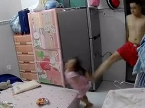[Clip] Bé gái 3 tuổi ở TPHCM bị chồng hờ của mẹ đánh đập, bóp cổ gây phẫn nộ