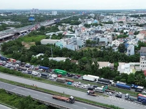 Cao tốc TP.HCM - Long Thành ùn ứ kéo dài, tài xế cần lưu ý gì?
