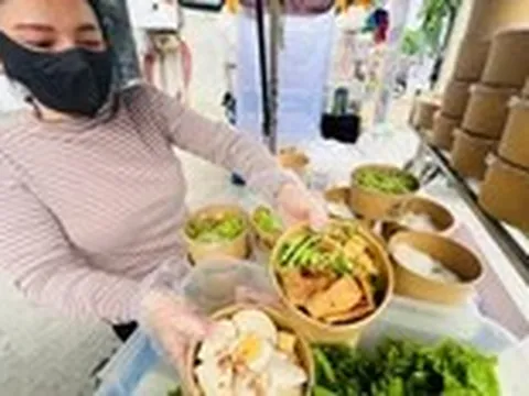 Khởi nghiệp bún nước tương 20.000 đồng/tô, nhờ chatGPT làm bảng hiệu đỡ tốn kém