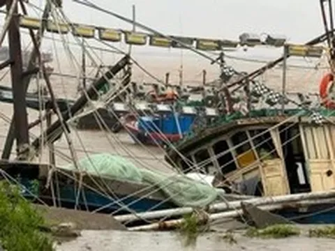 Móng Cái tan hoang không nhận ra sau bão số 1