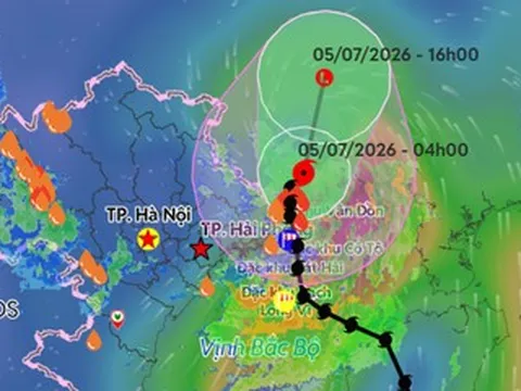 Bão số 1 Maysak 'quần thảo' Móng Cái gần 4 giờ, Đông Bắc Bộ còn mưa lớn dữ dội
