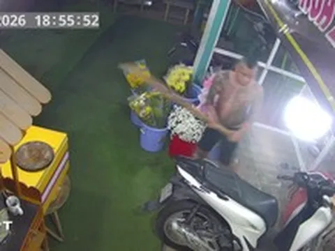 Nghi án chồng cũ dùng dao tấn công rồi đập phá gây náo loạn tiệm hoa của người dân