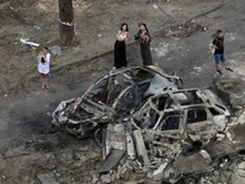 Nga - Ukraine tấn công qua lại: Hàng chục tiếng nổ vang lên ở Kiev; Thành phố lớn nhất Crimea mất điện