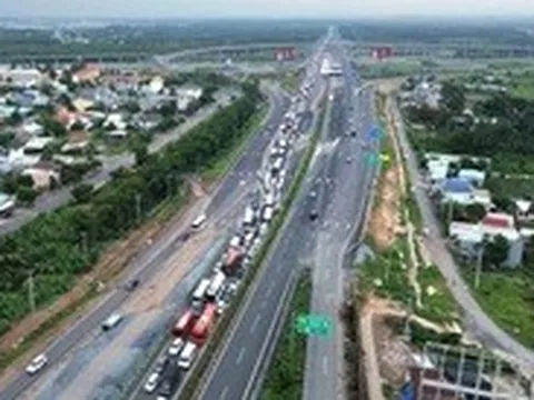 Kẹt cứng cao tốc từ Dầu Giây về TP.HCM, CSGT khuyến cáo tài xế nên đi quốc lộ 1