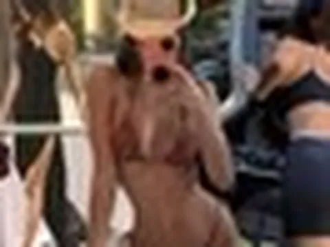 Cơ địa dễ viral: Hot girl 18 tuổi xách dép đẹp động trời, tới tuổi 31 nhắc tên không ai không biết