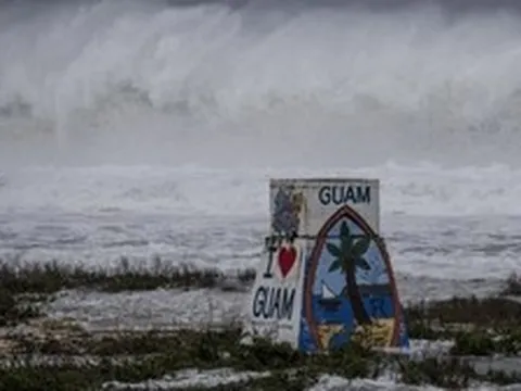 Siêu bão Ba Vì đã chính thức đổ bộ, mưa lũ càn quét dữ dội, gió giật 241 km/h
