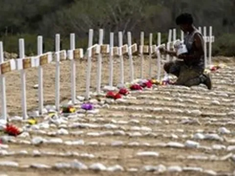 "Tôi sẽ không rời đi mà không có con" - Người mẹ bi thương tìm kiếm con sau thảm họa động đất Venezuela khiến hơn 3.300 người thiệt mạng