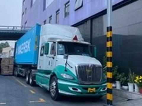 Doanh nghiệp, chủ xe container lý giải vì sao giá cước vận chuyển chưa chịu 'về bờ'