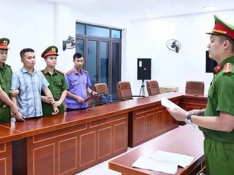 Tạm giữ một giáo viên liên quan vụ điểm toán cao bất thường ở Tuyên Quang