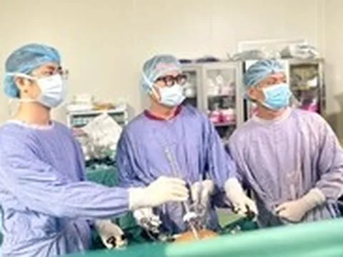 Nôn dữ dội sau khi uống rượu, người đàn ông vỡ thực quản