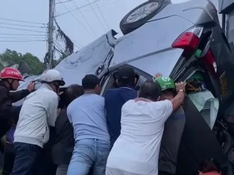 Nhóm khách kêu thất thanh trong ô tô 7 chỗ bị lật ngửa, người dân hợp sức giải cứu