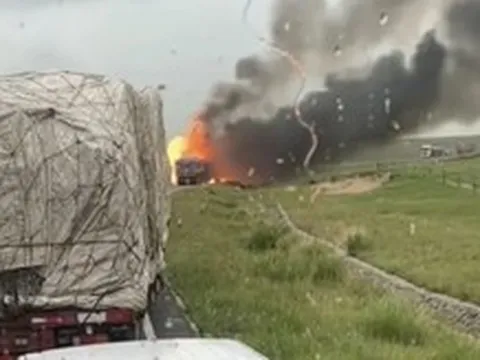 Xe tải chở amoni nitrat phát nổ ở Trung Quốc, 2 người chết