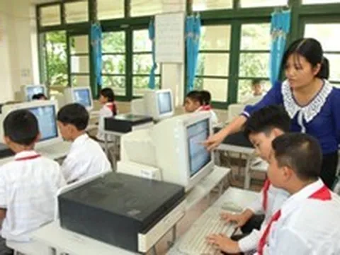 Nhân viên thiết bị thí nghiệm trường học có được chuyển sang giáo viên Tin học?