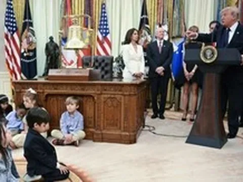 Ông Trump cấp 1.000 USD cho mỗi trẻ sơ sinh Mỹ để đầu tư chứng khoán