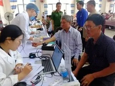 Lấy mẫu ADN hai người nhận là em ruột của liệt sĩ Huỳnh Văn Quên