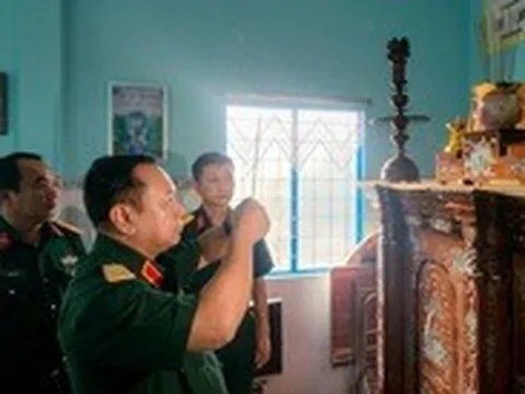 Chính ủy Bộ Tư lệnh TP.HCM đến nhà người nhận là thân nhân liệt sĩ Huỳnh Văn Quên