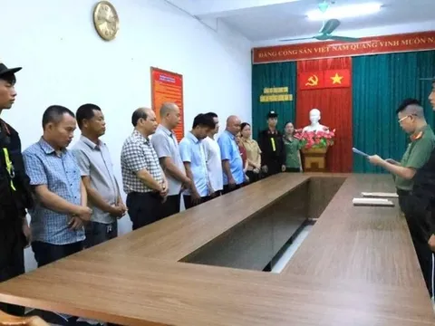 2 Phó chủ tịch xã cùng 10 người bị bắt vì tham ô tiền công đức