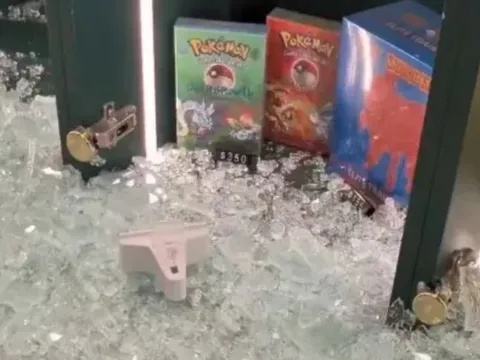 Cướp xông vào cửa hàng thẻ bài Pokemon, lấy đi số hàng trị giá hơn 2,6 tỷ đồng