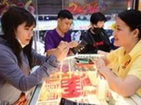 Đọc nhanh 7-7: Giá vàng giảm; Một công ty ở TP.HCM bị phong tỏa 155 triệu đồng trong ngân hàng