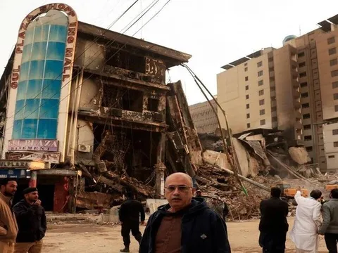 Pakistan:Cậu bé 11 tuổi nghịch diêm gây cháy trung tâm thương mại, 72 người tử vong